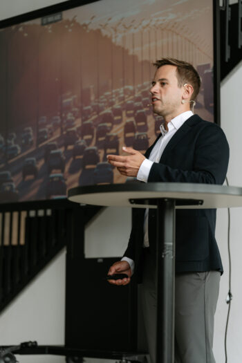 Mann im Anzug spricht auf der Bühne